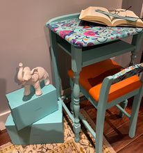 Load image into Gallery viewer, Vintage Table & Chair