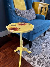Load image into Gallery viewer, Sun Flower Pie Crust Accent Table